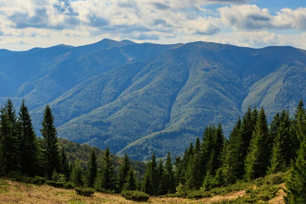 Карпатські гори на початку осені біля села Koloc — стокове фото