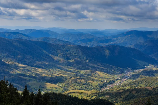 Karpatské hory na začátku podzimu kolem vesnice Koloc — Stock fotografie