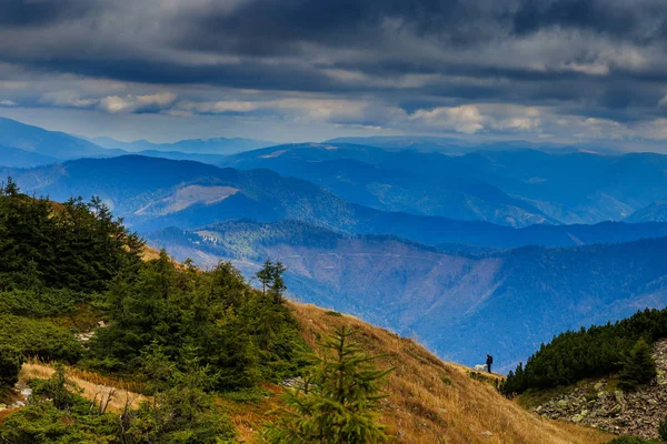 Montagne carpatiche intorno al villaggio di Kolochava, Ucraina . — Foto Stock