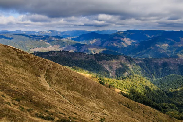 Carpathian mountains around the village of Kolochava, Ukraine. — Stock Photo, Image