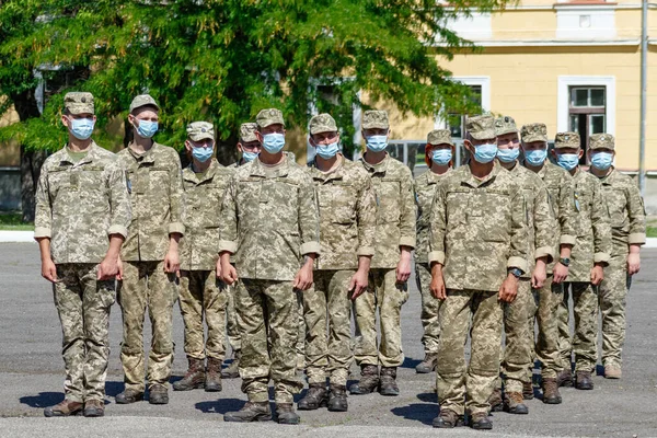 Oezjgorod West Oekraïne Juli 2020 Oekraïense Soldaten Dragen Gezichtsmaskers Als — Stockfoto
