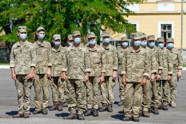 Uzhgorod, Batı Ukrayna - 10 Temmuz 2020: Coronavirus 'a (COVID-19) karşı önleyici tedbir olarak yüz maskesi takan Ukraynalı askerler.
