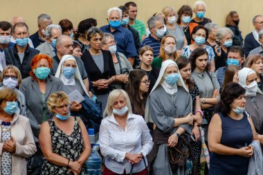Uzhgorod, Ukrayna - 20 Temmuz 2020: Mukachevo Piskoposu Yunan Katolik Piskoposu Milan Shashik ile yapılan veda töreninde koruyucu maskeli rahibeler ve cemaat mensupları dua ettiler.