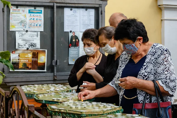 Uzsgorod Ukrajna 2020 Július Védőmaszkos Nők Gyertyákat Gyújtanak Munkácsi Görög — Stock Fotó
