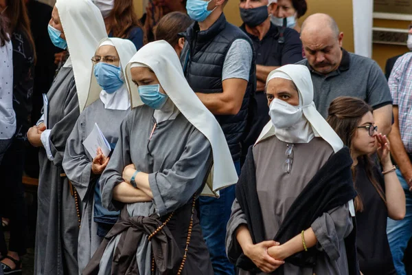 Uzhgorod Ουκρανία Ιουλίου 2020 Μοναχές Προστατευτικές Μάσκες Και Ενορίτες Προσεύχονται — Φωτογραφία Αρχείου