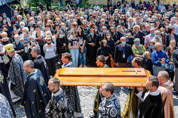 Uzhgorod Ucrania Julio 2020 Los Sacerdotes Llevan Tapa Del Ataúd — Foto de Stock