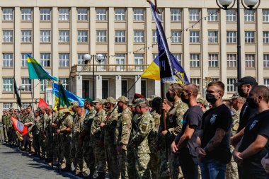 Uzhgorod, Ukrayna - 24 Ağustos 2020: Ukrayna ordusu gazileri Bağımsızlık Günü onuruna Ukrayna savunucularının yürüyüşü sırasında bayrakları ellerinde tutuyorlar.