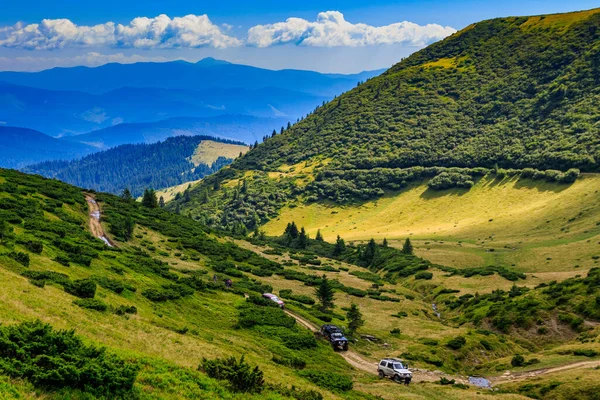 Colorido Paisaje Montaña Caluroso Día Verano Con Coches Todoterreno Camino —  Fotos de Stock