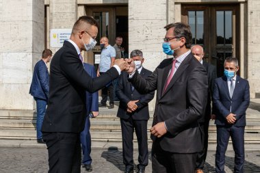 Uzhgorod, Ukrayna - 23 Eylül 2020: Macaristan Dışişleri Bakanları Peter Szijjarto (solda) ve Ukrayna Dmitry Kuleba (önde sağda) Uzhgorod 'daki bir toplantıda koruyucu maskeler takıyorlar.