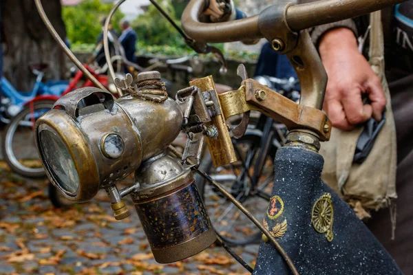 Antika Bir Karpit Lambası Eski Bir Bisiklet Ayrıntılı Geçmiş — Stok fotoğraf