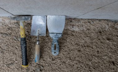 Granit kiremitler yerleştirildikten sonra duvardaki tuğla ustasının araçları.