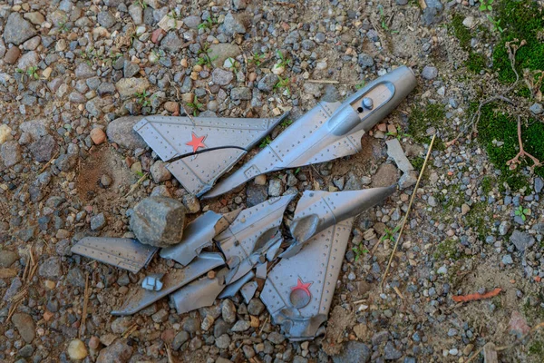 岩の背景におもちゃの戦闘機ジェット衝突 — ストック写真