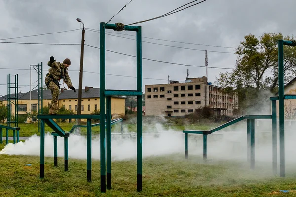 Oezjgorod Oekraïne Oktober 2020 Oekraïense Soldaat Overwint Hindernisbaan Tijdens Een — Stockfoto