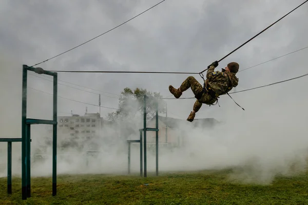Oezjgorod Oekraïne Oktober 2020 Oekraïense Soldaat Overwint Een Hindernisbaan Tijdens — Stockfoto
