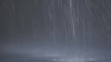 Gerçekçi yağmur yağan animasyon örtüsü, şiddetli yağmur havası. vfx ve birleşiklik için uygun