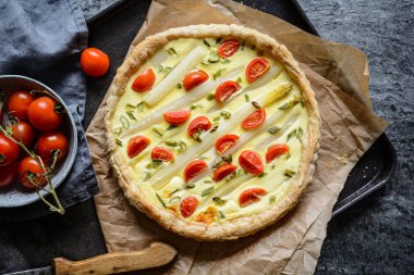 Peynir, yumurta, domates, yeşil soğan ile lezzetli beyaz kuşkonmaz tart