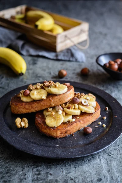 Köstliche Zimt French Toast Mit Banane Walnuss Und Haselnuss — Stockfoto