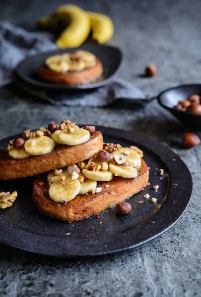 Köstliche Zimt French Toast Mit Banane Walnuss Und Haselnuss — Stockfoto