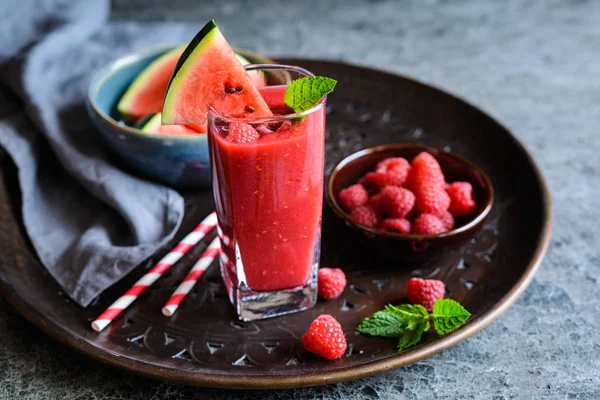 Karpuz ve ahududu serinletici yüzlü bir cam kavanozlar