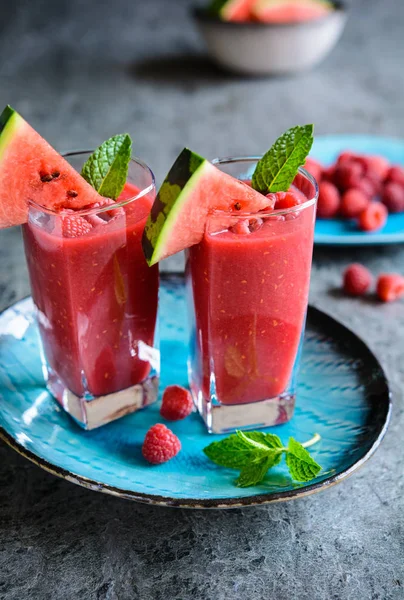 Karpuz ve ahududu serinletici yüzlü bir cam kavanozlar