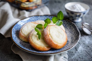 Taze pişmiş küçük yuvarlak pasta vanilya krem peynir ile doldurulmuş