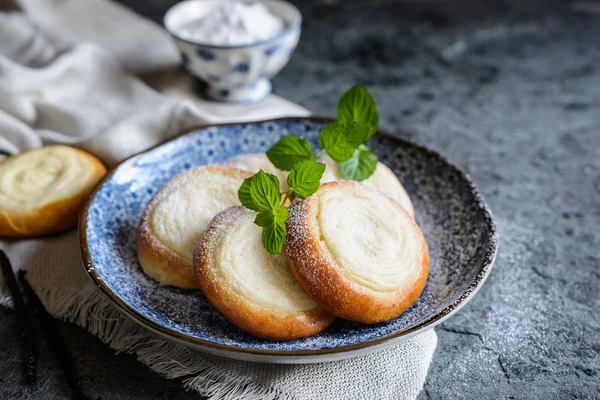 Taze pişmiş küçük yuvarlak pasta vanilya krem peynir ile doldurulmuş