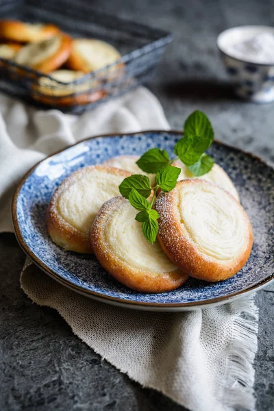 Taze pişmiş küçük yuvarlak pasta vanilya krem peynir ile doldurulmuş