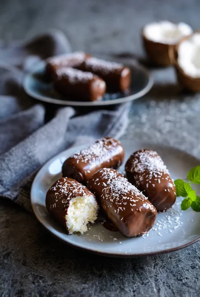 Вкусные Домашние Кокосовые Батончики Покрытые Шоколадом — стоковое фото