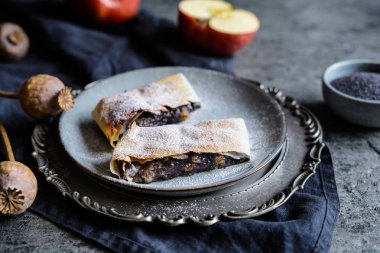 Strudel dilimleri haşhaş tohumu ve elma dolgu ile