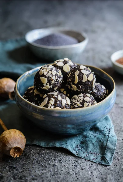 Nahrhafte Rohe Mohnbällchen Mit Mandelflocken Überzogen — Stockfoto