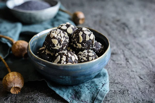 Nutritious Raw Poppy Seeds Balls Covered Almond Flakes — Stock Photo, Image