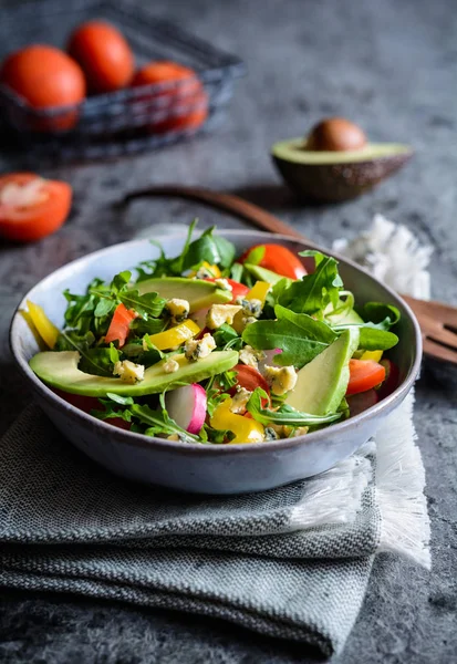 Salada Rúcula Crua Saudável Com Abacate Rabanete Pimentão Tomate Queijo — Fotografia de Stock