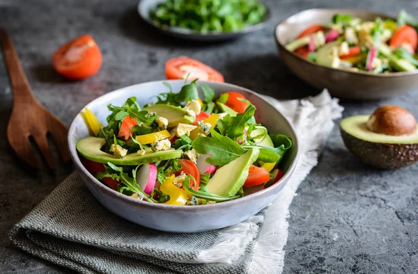 Salad Arugula Mentah Sehat Dengan Alpukat Lobak Paprika Tomat Dan — Stok Foto