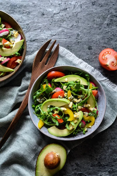 Sağlıklı ham Roka salata avokado, turp, dolmalık biber, domates ve Rokfor peyniri