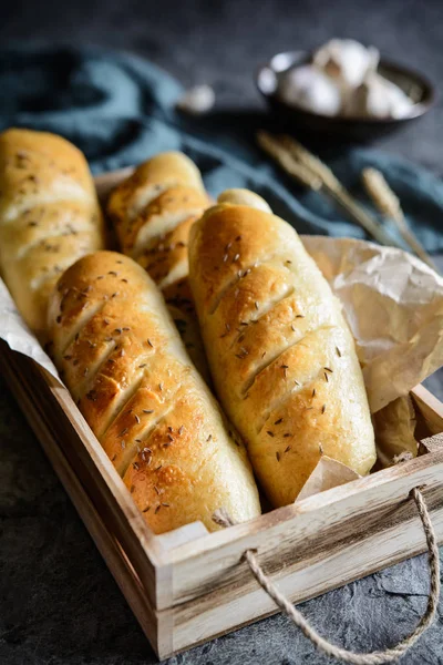 Maydanoz ile ev yapımı sarımsak baget ve kimyon ile çivili