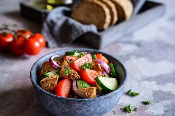 Panzanella Salată Tradițională Italiană Roșii Cherry Ceapă Roșie Castraveți Crutoane — Fotografie, imagine de stoc