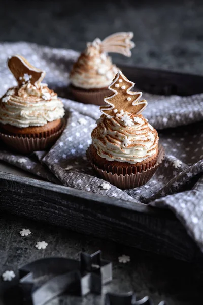 Hausgemachte Lebkuchen Cupcakes Mit Zimt Und Weihnachtsgebäck Und Schneeflocken Verziert — Stockfoto