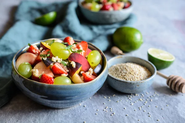 Salată Sănătoasă Fructe Quinoa Căpșuni Piersici Struguri Albi Prune Mentă — Fotografie, imagine de stoc