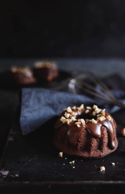 Mini çikolata bundt kek sır ile tepesinde ve kıyılmış fındık