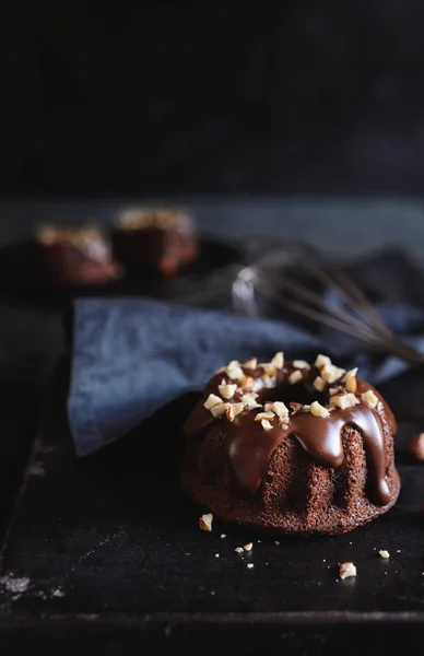 チョコレート ブント ケーキ釉薬をトッピングし ヘーゼル ナッツのみじん切り — ストック写真