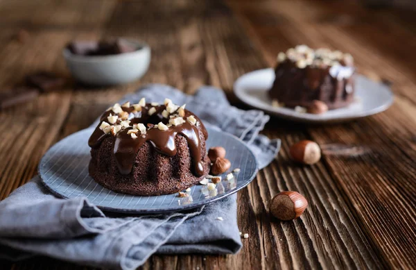 Mini Ciocolată Prăjituri Bundt Acoperite Glazură Alune Tocate — Fotografie, imagine de stoc