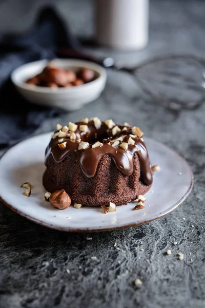 Mini Ciocolată Prăjituri Bundt Acoperite Glazură Alune Tocate — Fotografie, imagine de stoc