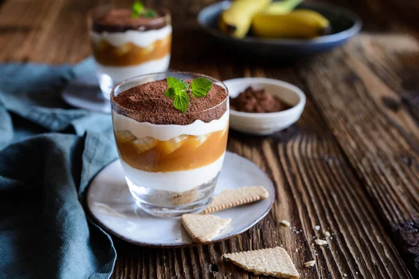Traditional Banoffee Dessert Caramel Banana Biscuit Crumbs Whipped Cream Served — Stock Photo, Image