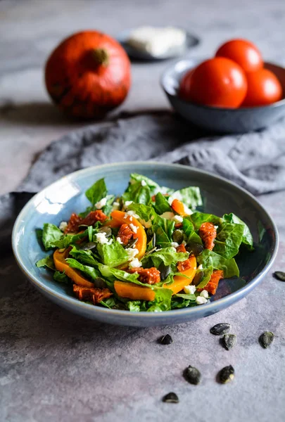 Salată Dovleac Sănătoasă Roșii Uscate Soare Salată Verde Brânză Feta — Fotografie, imagine de stoc