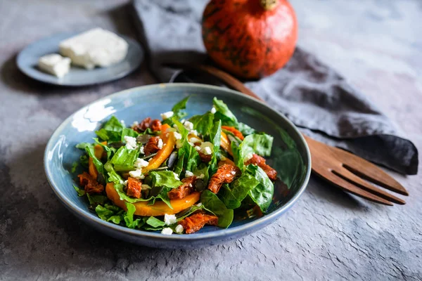 Salată Dovleac Sănătoasă Roșii Uscate Soare Salată Verde Brânză Feta — Fotografie, imagine de stoc