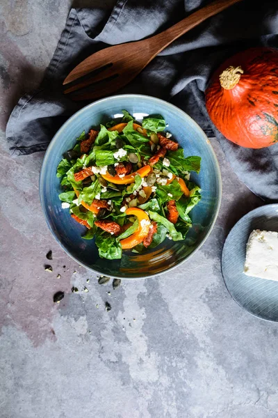 Salată Dovleac Sănătoasă Roșii Uscate Soare Salată Verde Brânză Feta — Fotografie, imagine de stoc