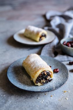 Lezzetli mini strudels kurutulmuş erik, kızılcık ve ceviz ile doldurulmuş