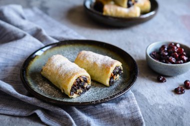Lezzetli mini strudels kurutulmuş erik, kızılcık ve ceviz ile doldurulmuş