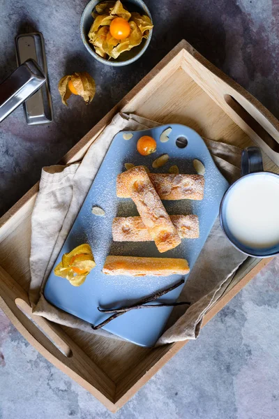 Traditionella Finansiär Kex Med Physalis Och Mandelspån — Stockfoto