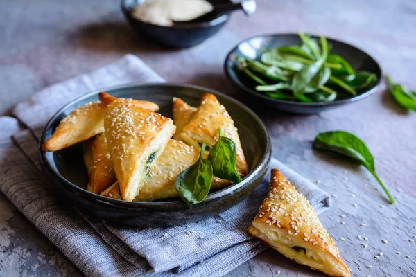 Triângulos Spanakopita Recém Assados Recheados Com Espinafre Queijo Feta — Fotografia de Stock